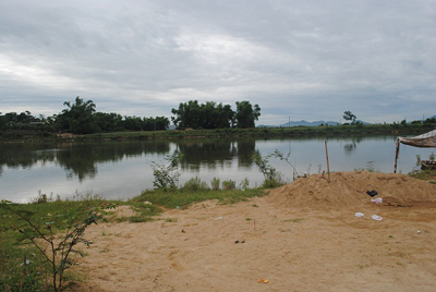 Ám ảnh đám tang với 3 chiếc quan tài nhỏ bên dòng Ngàn Sâu